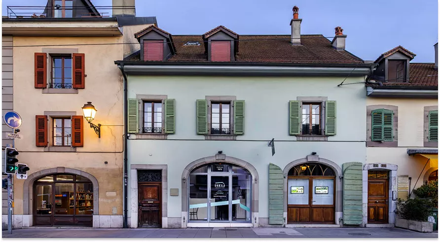 Façades colorées de maisons traditionnelles en ville