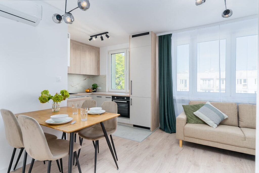 Cuisine moderne ouverte avec coin repas et canapé