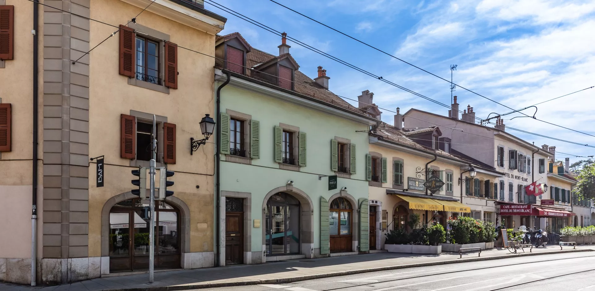 Façades pastel et café rue européenne